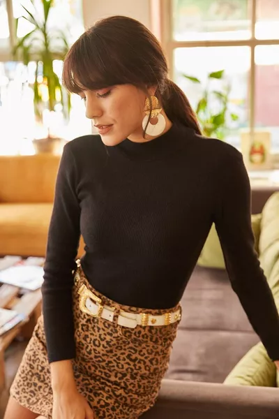 بلوزة نسائية سوداء بياقة نصف عالية 