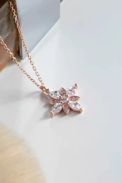 قلادة فضية بتصميم خاص للنساء على شكل زهرة الأمل