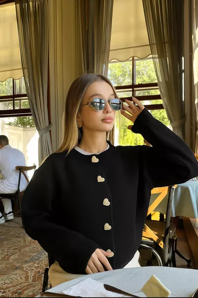 كارديغان محبوك بتفاصيل أزرار على شكل قلب