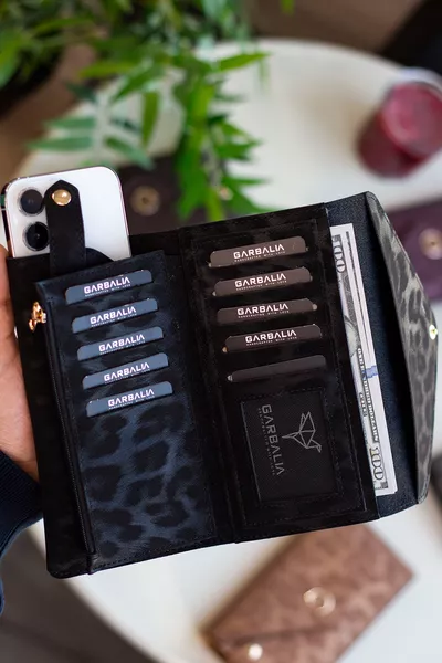 محفظة مغلف مع قسم للهاتف والعملات المعدنية بنموذج مغلف على شكل نمر باللون الأسود