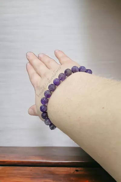 سوار حجر الأميثيست الطبيعي (مع هدية حجر طبيعي) (طاقة إيجابية، حماية من العين، فرح الحياة)