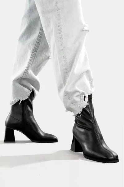 حذاء نسائي أسود بمقدمة مربعة وكعب عريض مرن