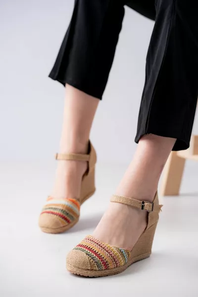 حذاء من القش متعدد الألوان باللون الأصفر الخردلي