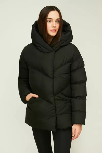 Manteau d’hiver gonflable coupe-vent à capuche en fibre noire pour femmes