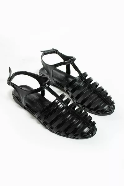 صندل نسائي أسود بطول الكاحل مع أبازيم