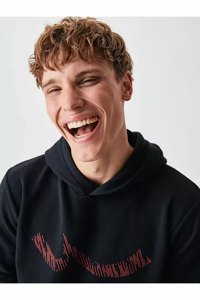 سويت شيرت أسود مع شعار الماركة