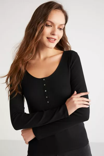 Женский вельветовый образ Zazana с глубоким круглым воротником и черной блузкой на пуговицах, которая полностью облегает тело
