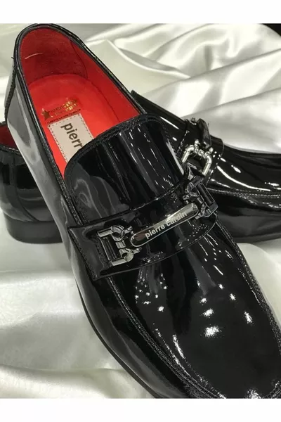 حذاء أسود مع مشبك جلدي لامع