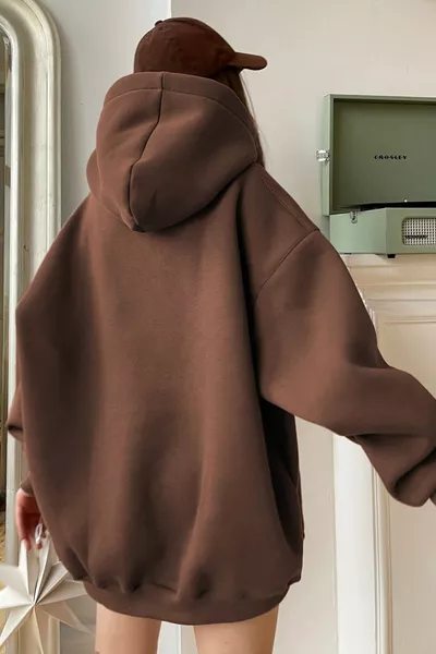 سويت شيرت بني بغطاء رأس كبير الحجم 