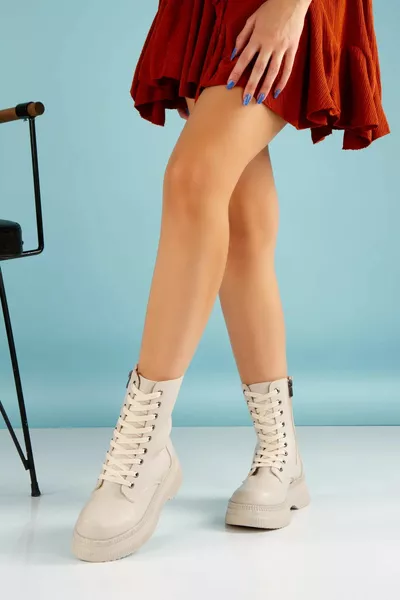 Beige orthopädische Poststiefel aus Leder für Damen.