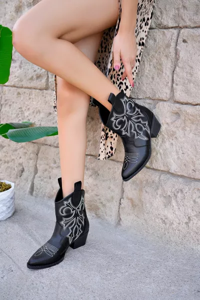 المرأة السوداء والجلود الأبيض المطرزة قصيرة الكعب أحذية رعاة البقر