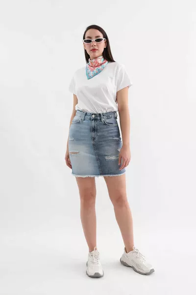 المرأة اللون الأزرق ممتلئ الجسم تنورة جان ممزق