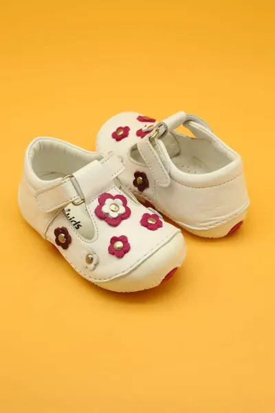 جلد طبيعي العظام الخطوة الأولى أحذية الطفل أبيض 