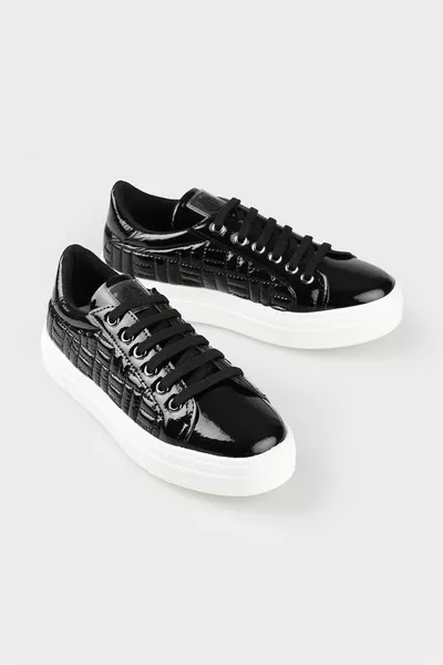 أحذية رياضية نسائية سوداء