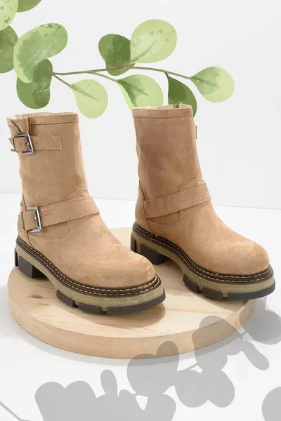 حذاء نسائي من جلد الغزال البيج وبوت 