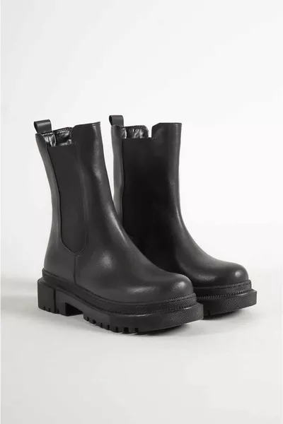 حذاء نسائي أسود مع جانب مطاطي