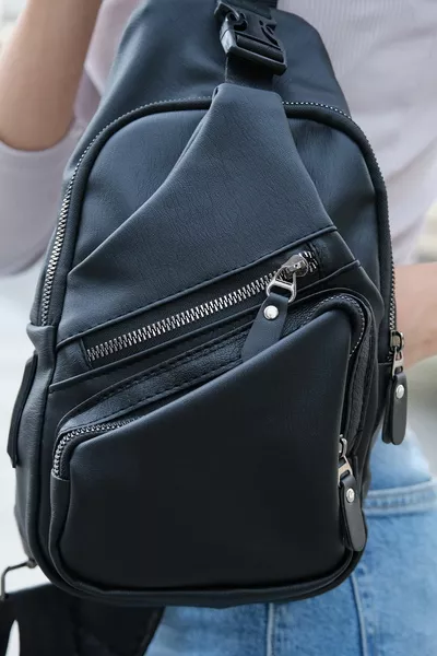 Unisex Schwarz Wasserdichte Waschleder Kreuz Schulter Und Brust Wandertasche Mit USB Und Kopfhörerbuchsen