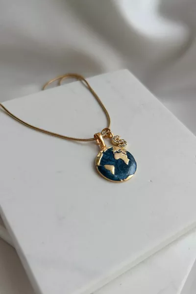 Емайлирано дамско колие от цирконов камък с бродирани букви с фина елегантна стоманена верижка