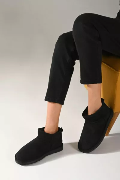 Дамски черни ултра мини велурени ботуши с козина вътре 3см 