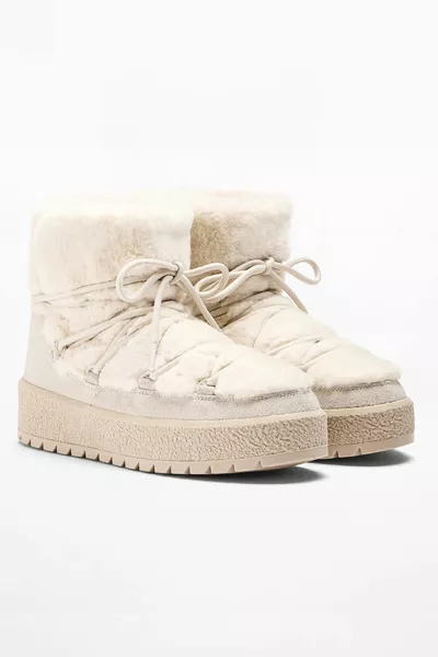 Замшевые сапоги на шнуровке и перья