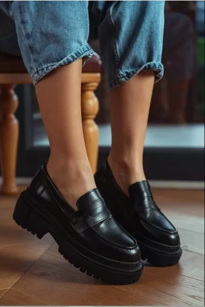 حذاء نسائي لوفر أسود