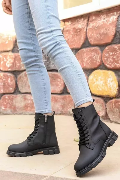 فيليس حذاء بريدي نسائي أسود غير لامع