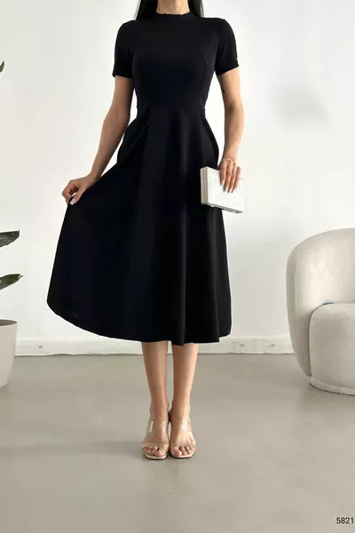 Schwarzes kurzärmeliges Kleid mit Tasche aus langem Kreppstoff