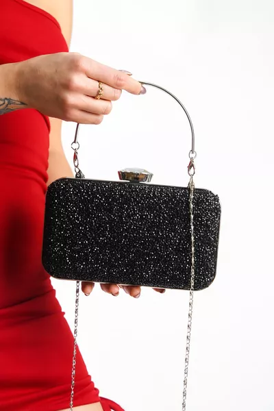Borsa da sera da donna nera con pietre e semplice catena e braccioli personalizzati 