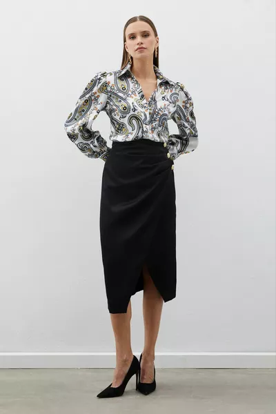 Сатенена креп пола с аксесоари с копчета - черен