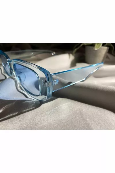 نظارة شمسية مستطيلة باللون الأزرق