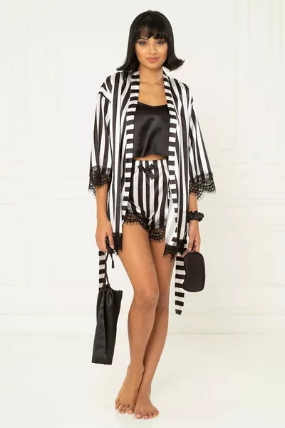 طقم شورت علوي مخطط بالأبيض والأسود باللونين الأسود والأبيض
