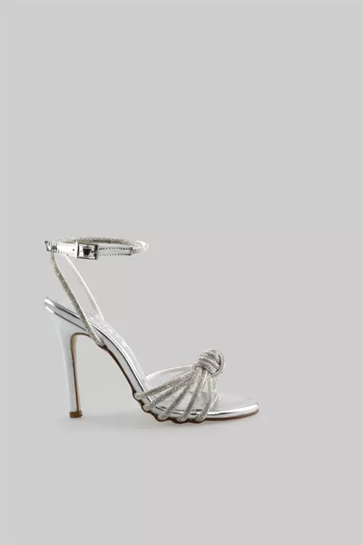 Tacchi dettagliati in pietra con nodo Specchio d'argento