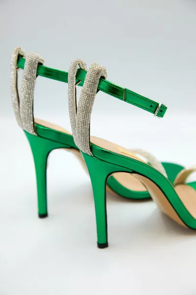 Talons en satin brillant à bande unique pour femme