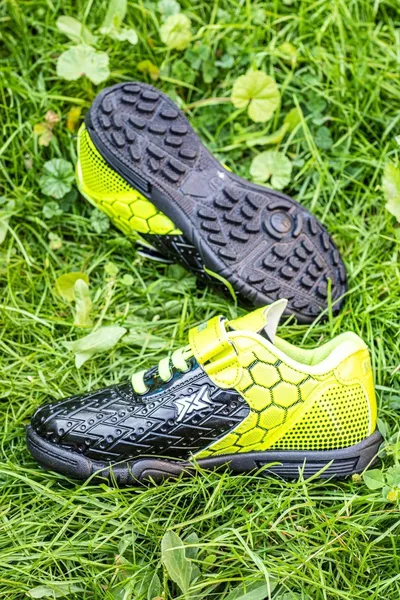 أطفال Astroturf أحذية كرة القدم أحذية كرة القدم متعددة الأرض عارضة وكرة القدم