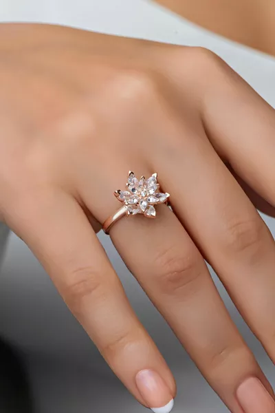 Bague en argent sterling  réglable en pierre blanche fleur de lotus