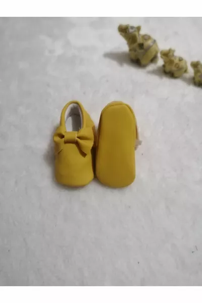 Gelbe Farbe Babyschuhe