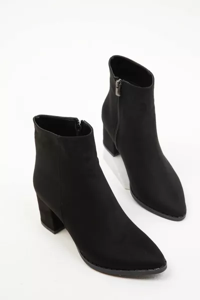 جزمة نسائية من جلد الغزال الأسود 