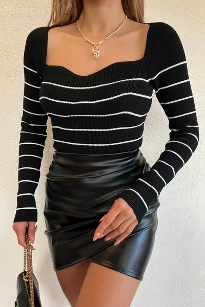 Camicetta da donna in maglia con colletto a cuore a righe bianche e nere