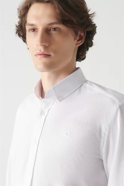 قميص أبيض للرجال سيرسوكر ياقة زر 