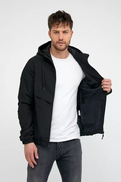 Мужское приталенное крое черного цвета и ветрозащитное сезонное пальто
