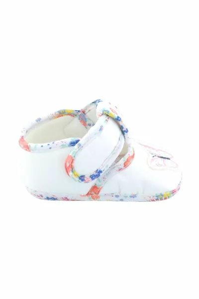 Детская обувь с вышивкой в виде бабочек