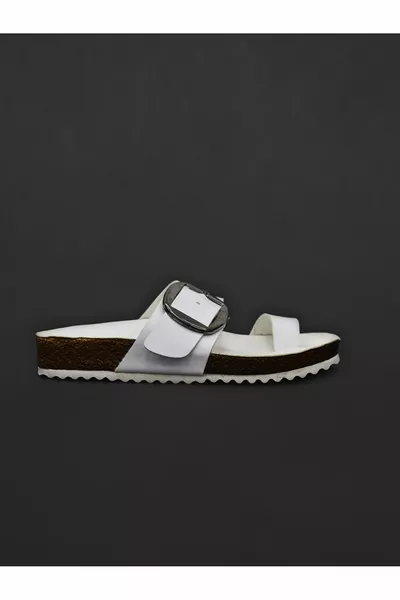 WITTE PANTOFFELS MET GROTE GESP MET KURKEN ZOOL