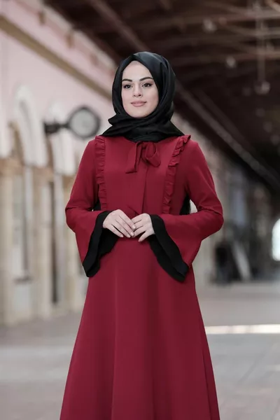 Burgunderfarbenes Hijab-Abendkleid mit Rüschenärmeln und Schwungradöffnung