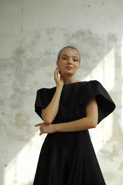 Атласное платье длины миди