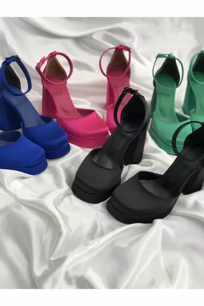 JENNA SAKS BLAUER PLATEAU-STIL AUS SATIN MIT KLOBIGEN ABSÄTZEN