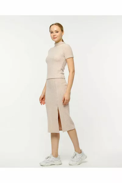 Длинная юбка с бежевыми волосами в косичке