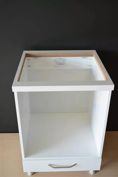 Weißer Einbauküchenschrank mit MDF-Arbeitsplatte