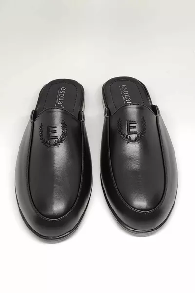 شباشب رجالية سوداء بشعار الماركة