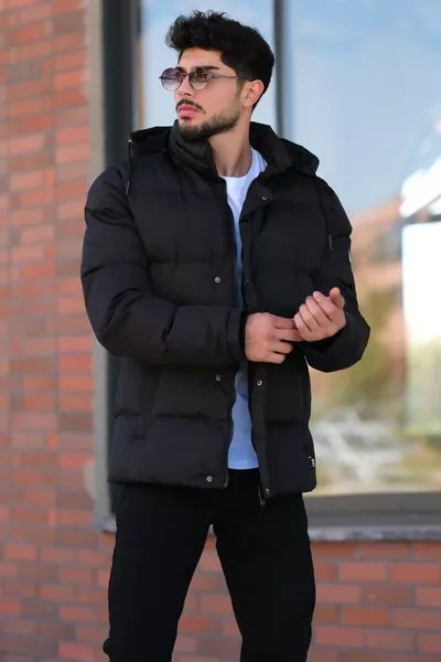 Стильная комбинированная стеганая куртка с капюшоном, съемным капюшоном, нашивкой и меховой подкладкой 