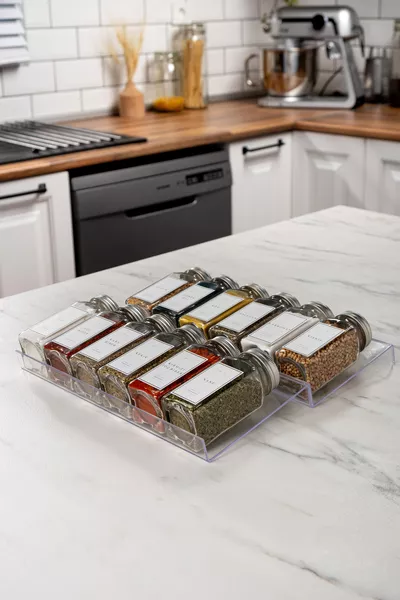 'li Şeffaf-pleksi Standlı Cam Baharatlık Seti Gümüş Kapaklı Beyaz Etiketli 